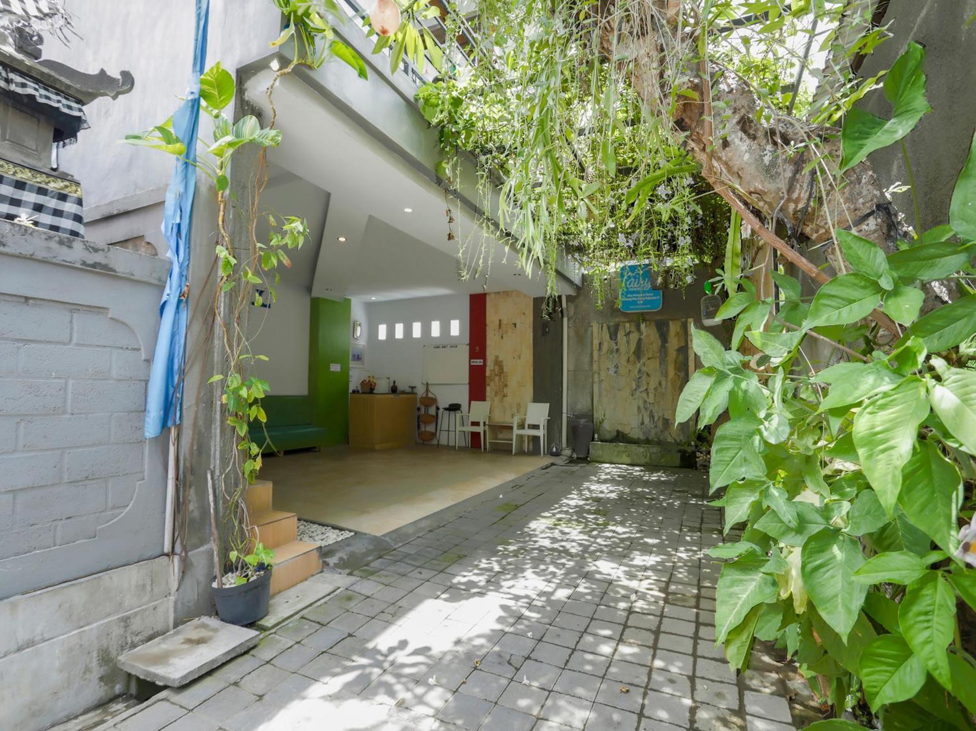 Oyo 3852 Valomia Guest House デンパサール エクステリア 写真